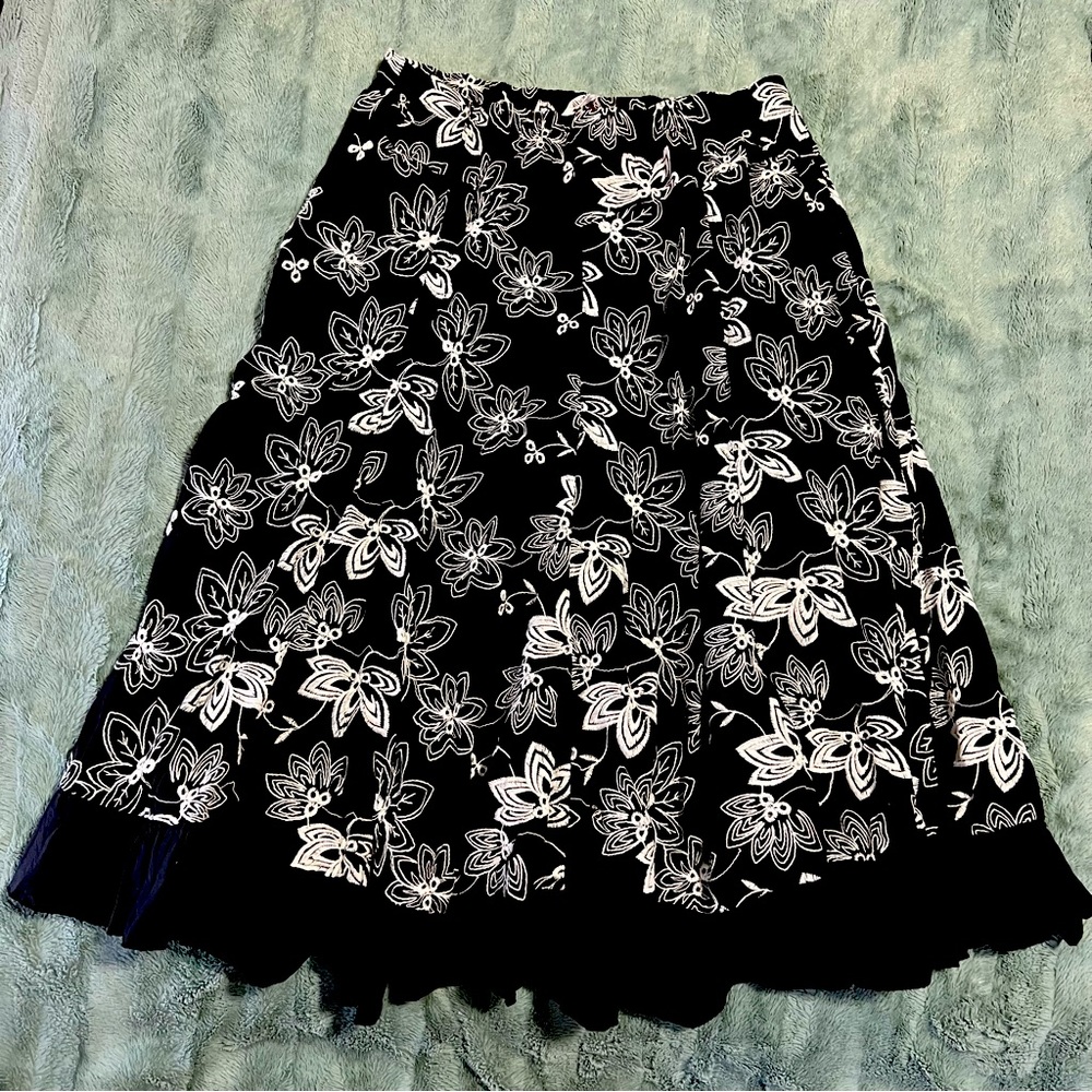 SILHOUETTES | L-XL | black and white | women’s/girls | skirt (NO TAG)